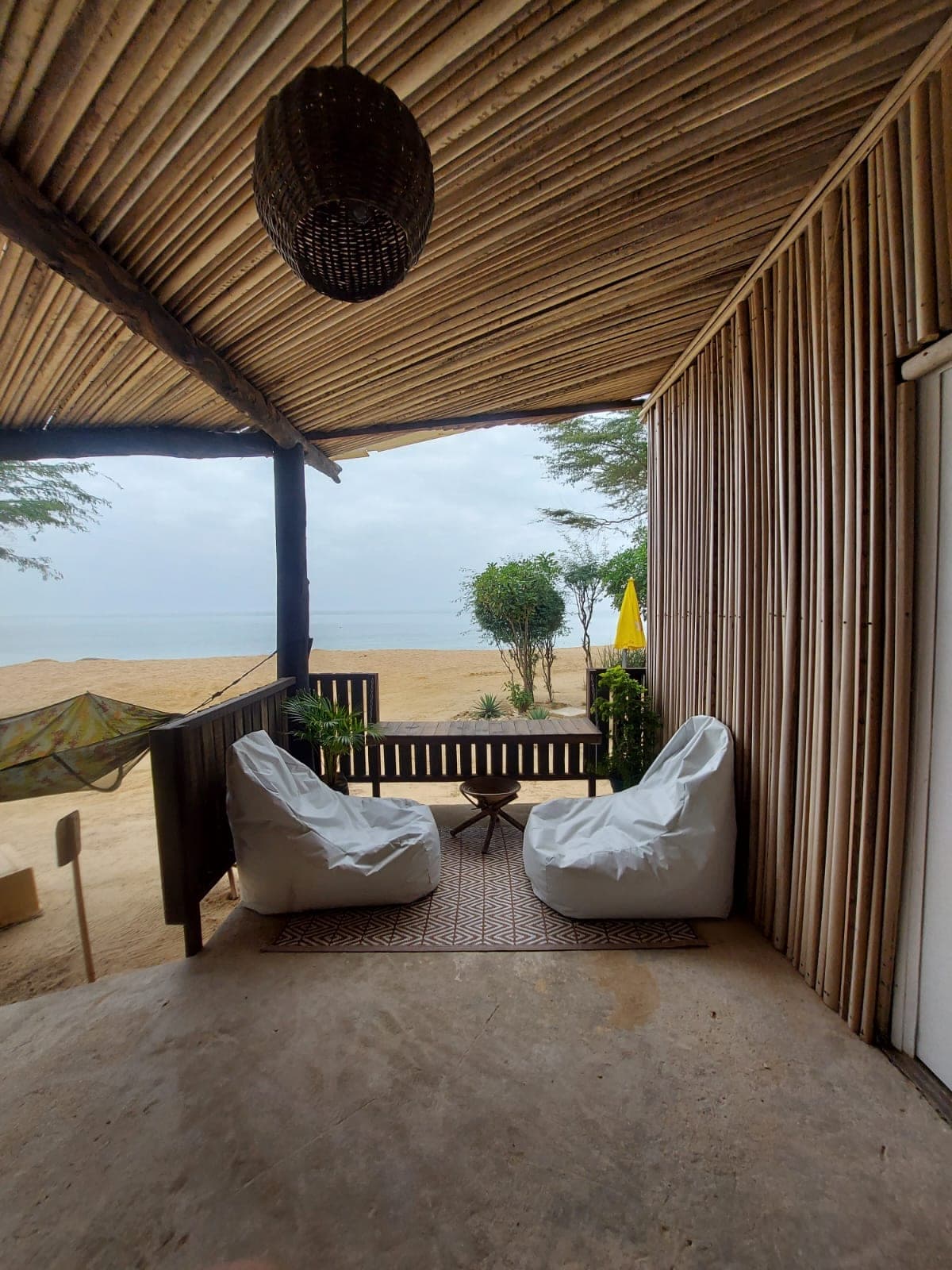 Foto — alpendre de bambu com vista para o mar