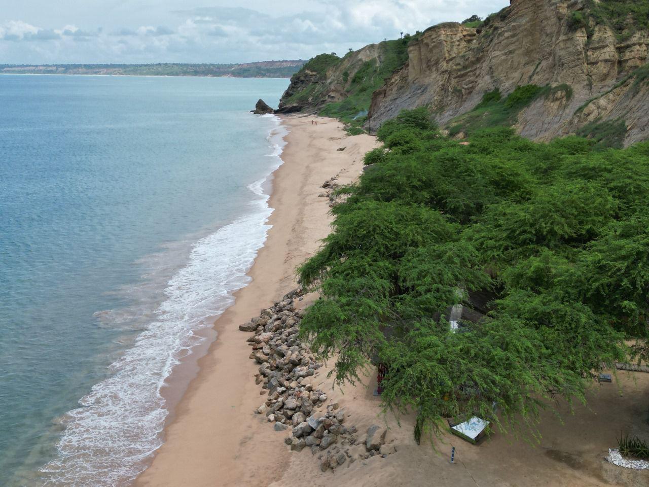 Praia de Cabo Ledo vista do alto com mar cristalino e areias claras