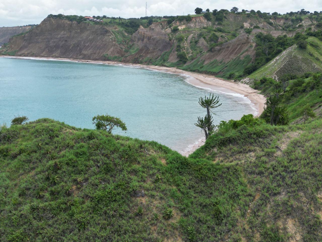 Praia de Cabo Ledo vista do alto com mar cristalino e areias claras
