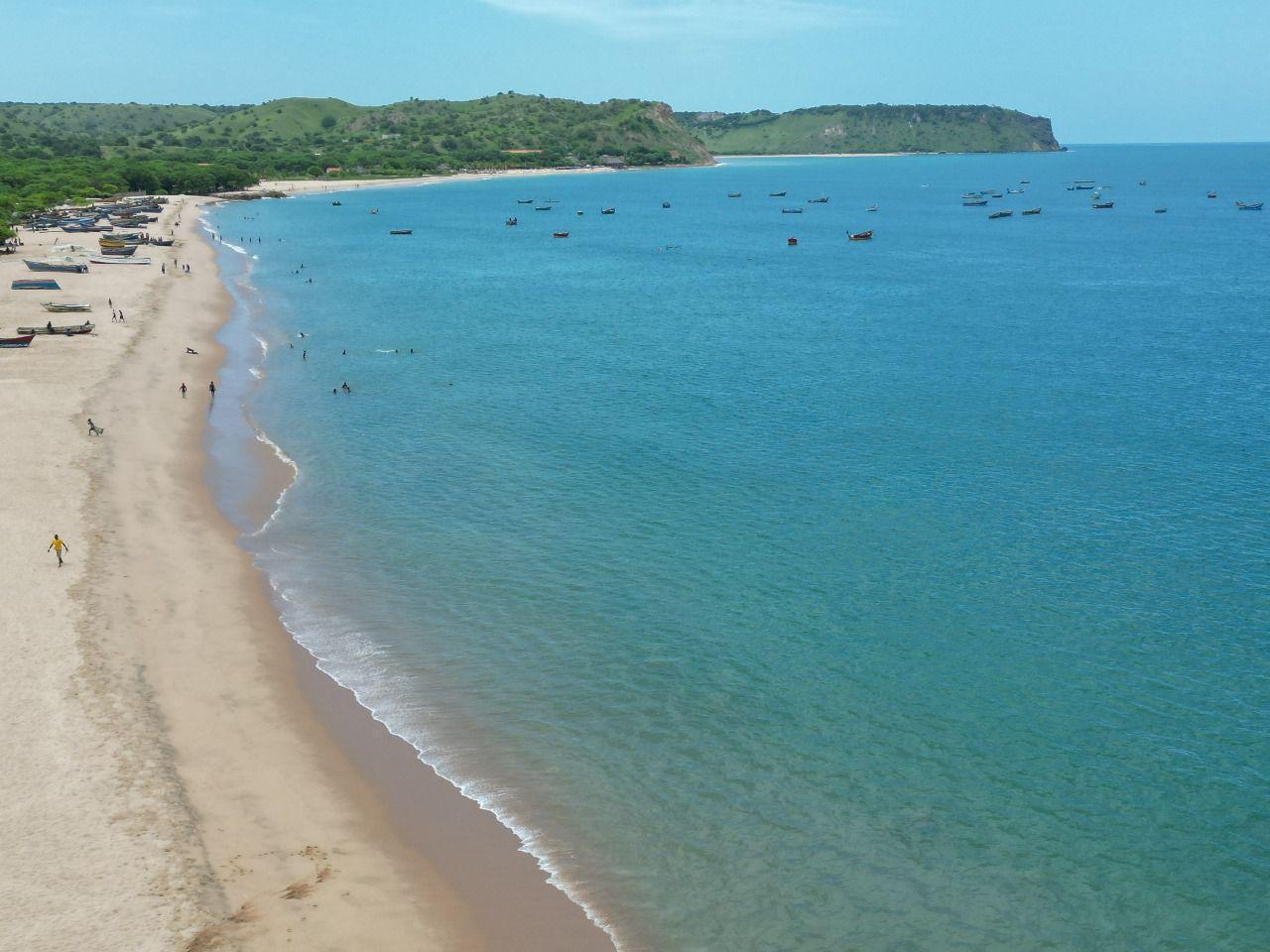 Praia de Cabo Ledo vista do alto com mar cristalino e areias claras