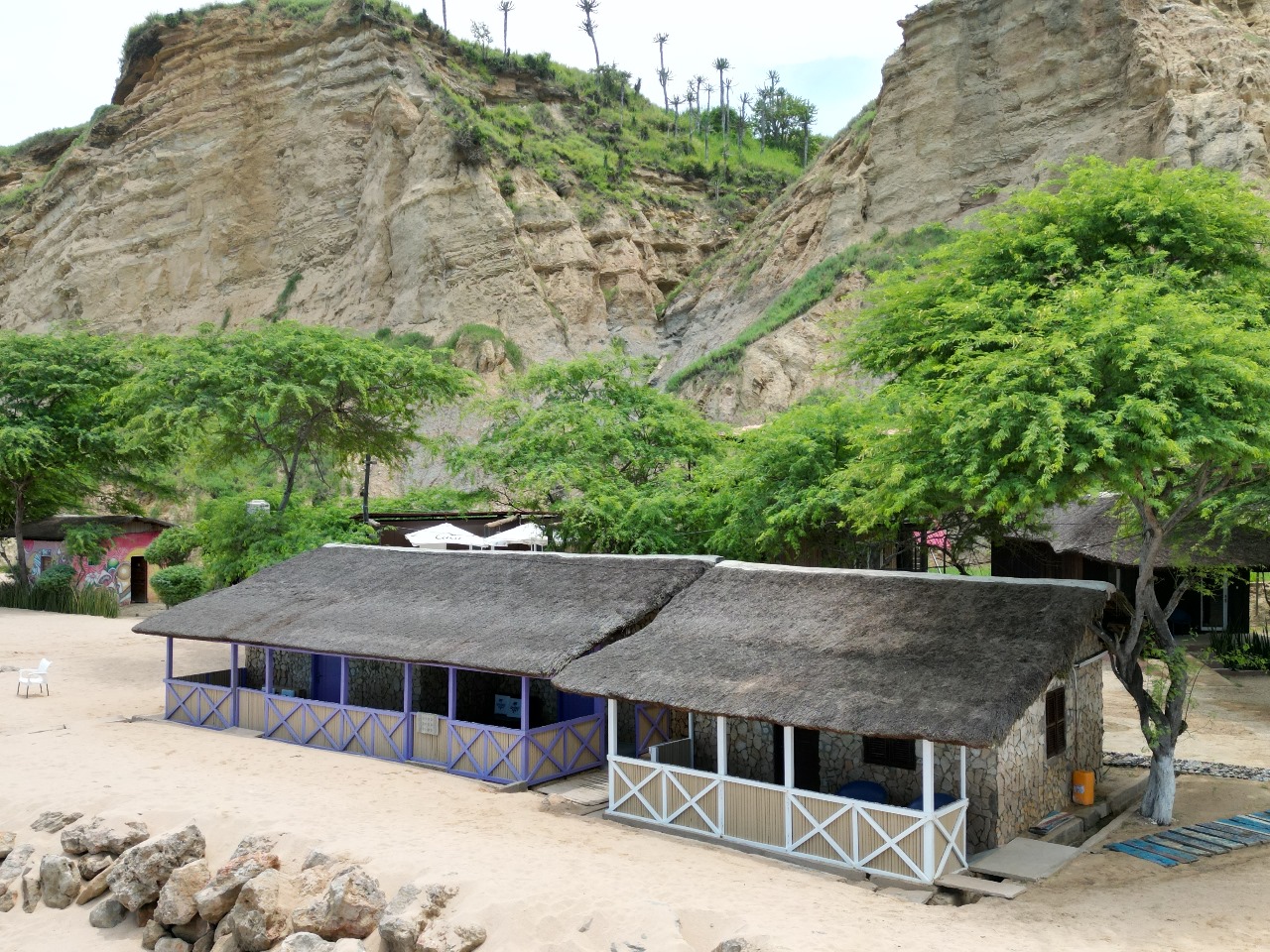 Cabana tradicional à beira da praia junto à falésia