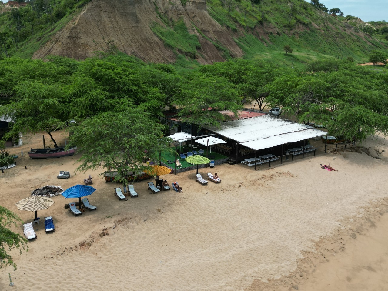 Espaço de descanso com espreguiçadeiras junto ao bar do resort